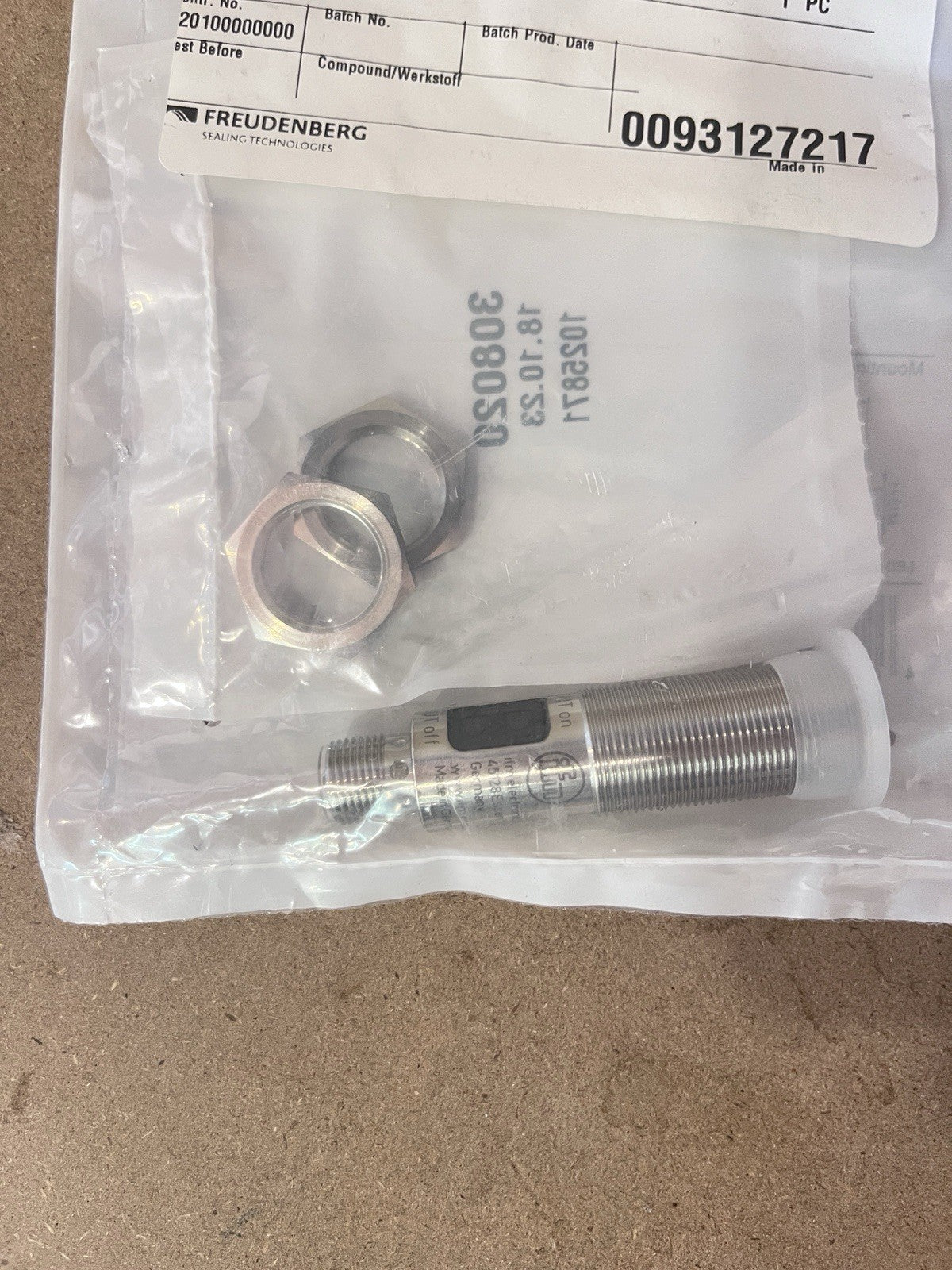 New Lot of 2 IFM Electronic OGP500 Retro-Reflective Photoelectric Sensors