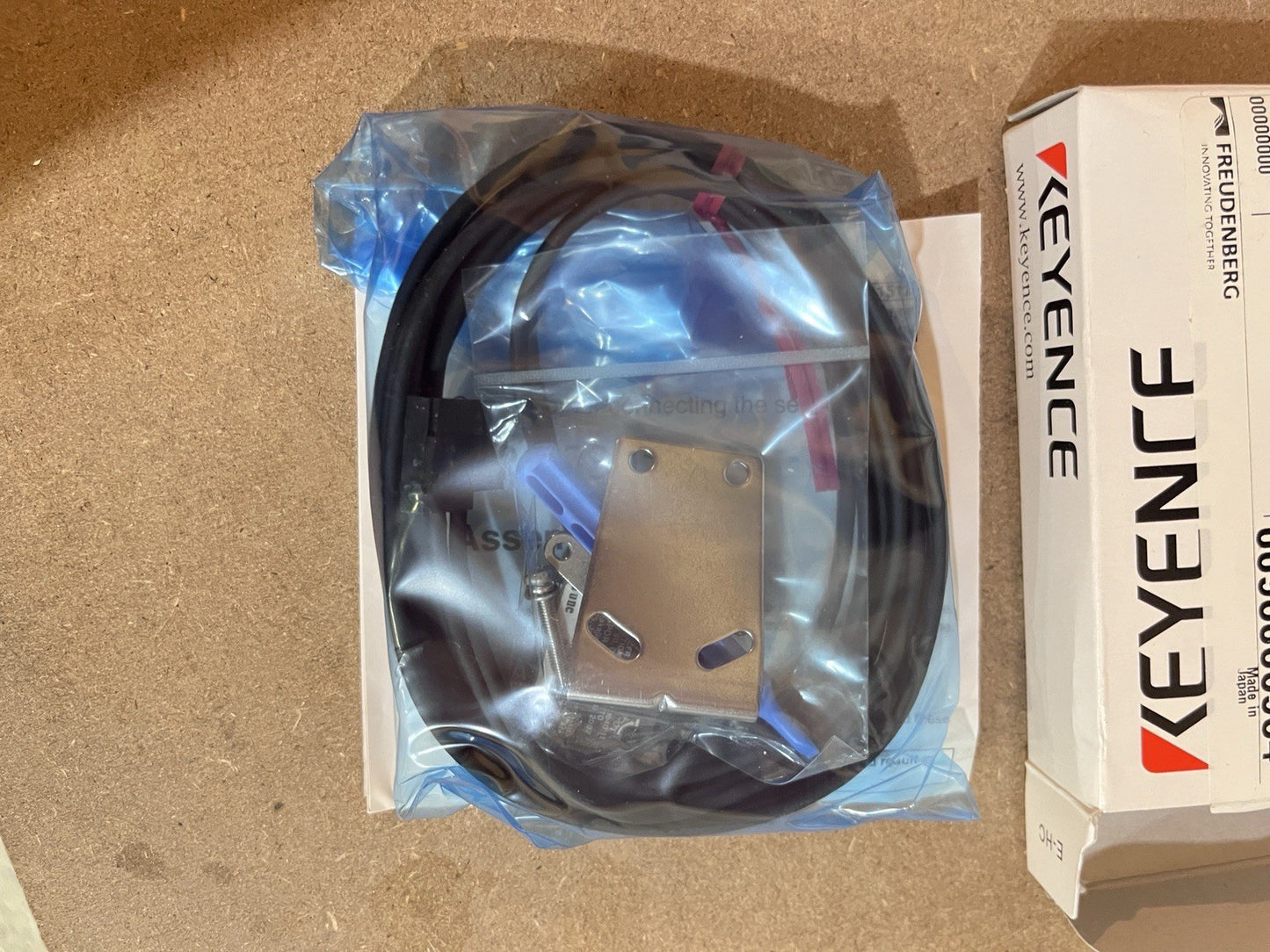NEW Keyence LV-NH32 Laser Sensor LVNH32 SURPLUS