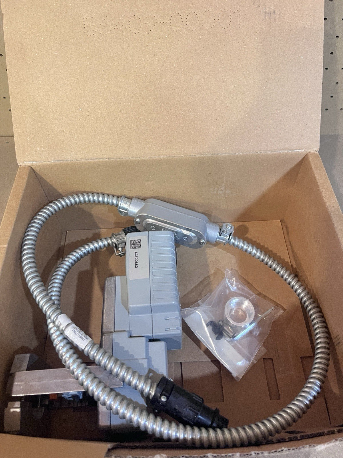 NEW Trane ACT00882 24V Non-Spring Return Valve Actuator 1"-2" w/ Conduit Kit