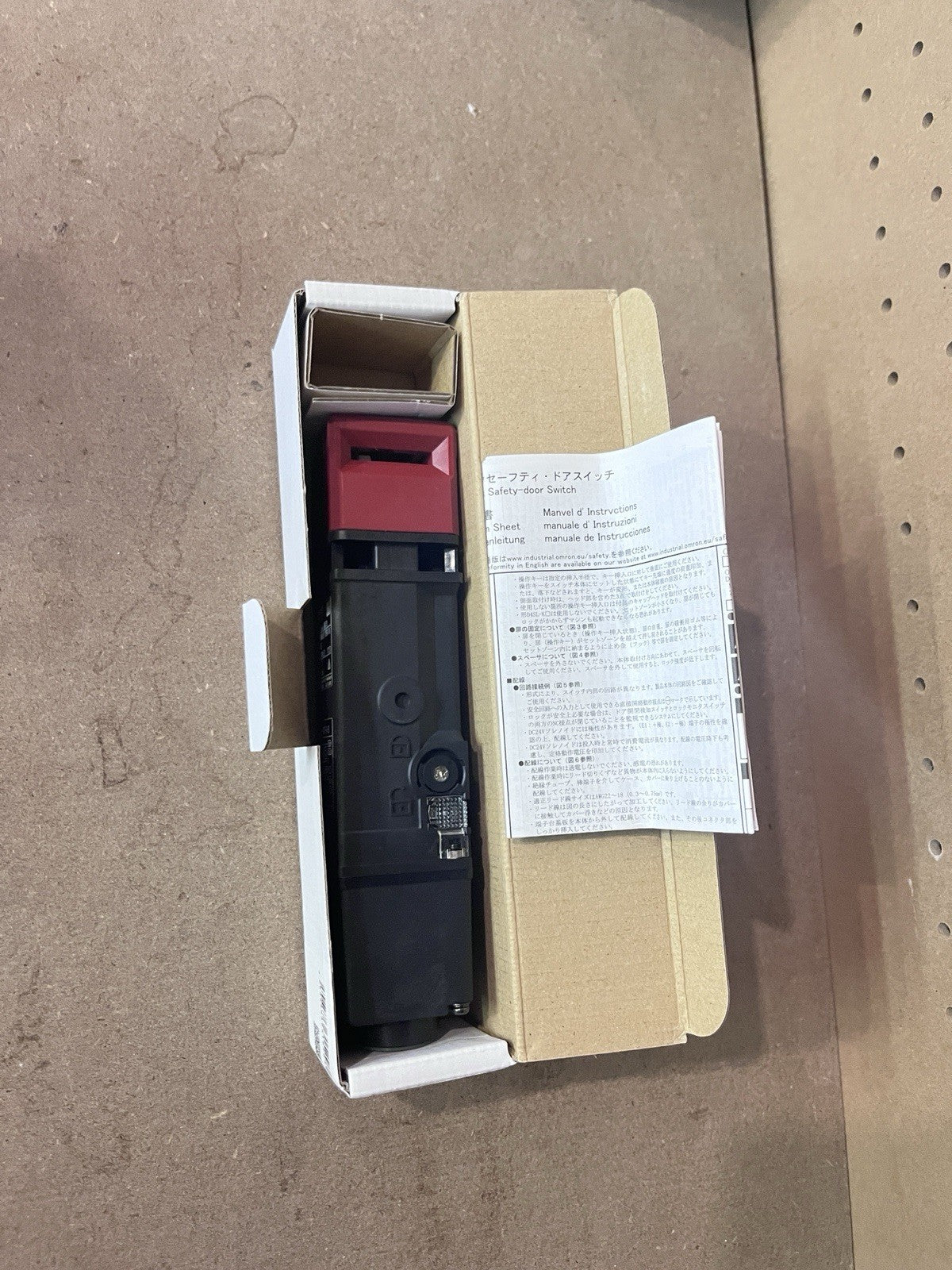 Omron D4SL-N2FFA-D Guard Lock Safety-Door Switch 24VDC New in Box⁠