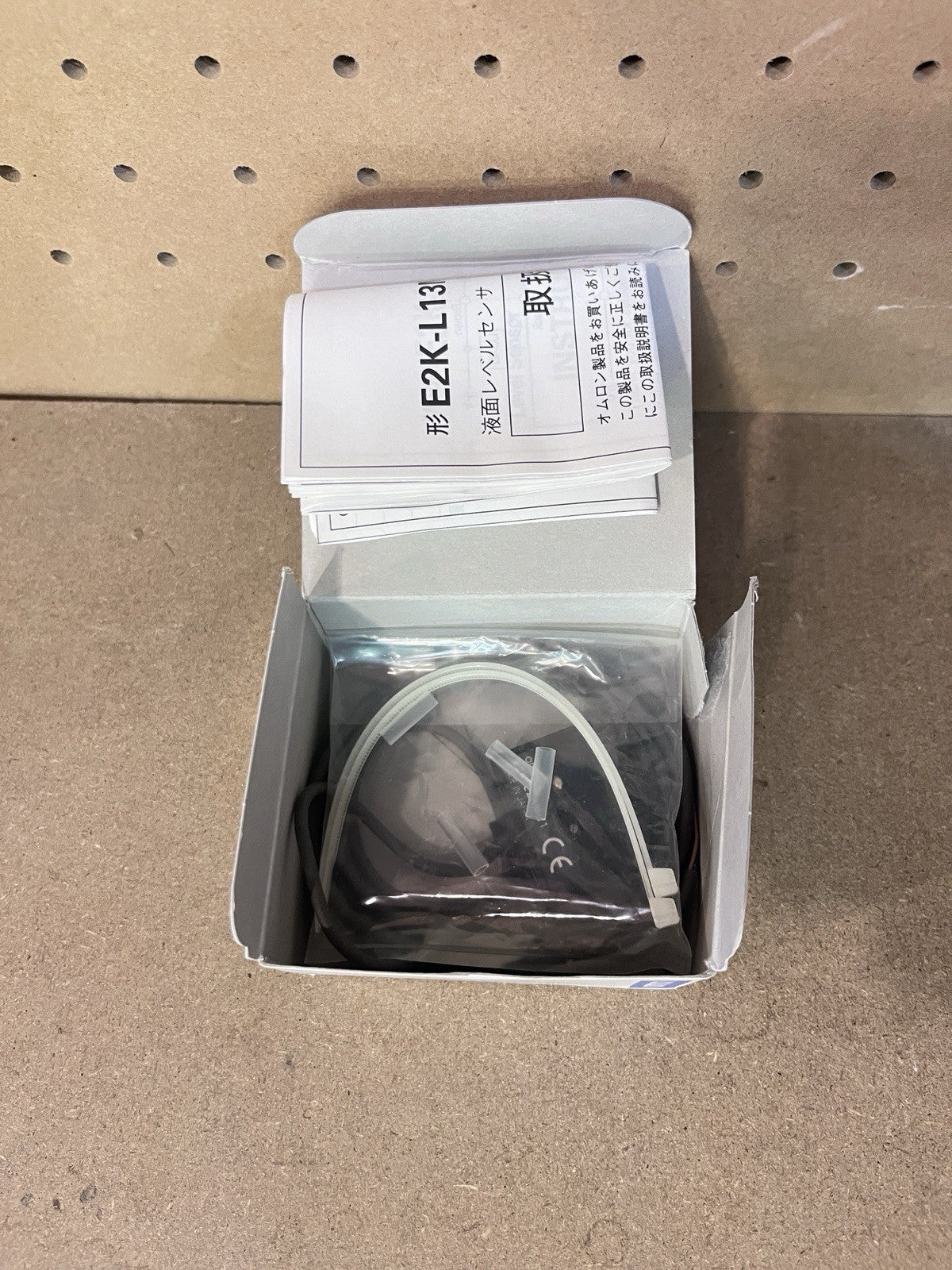 1PC New In Box Omron E2K-L26MC1 12-24V DC 2m capacitance liquid level sensor