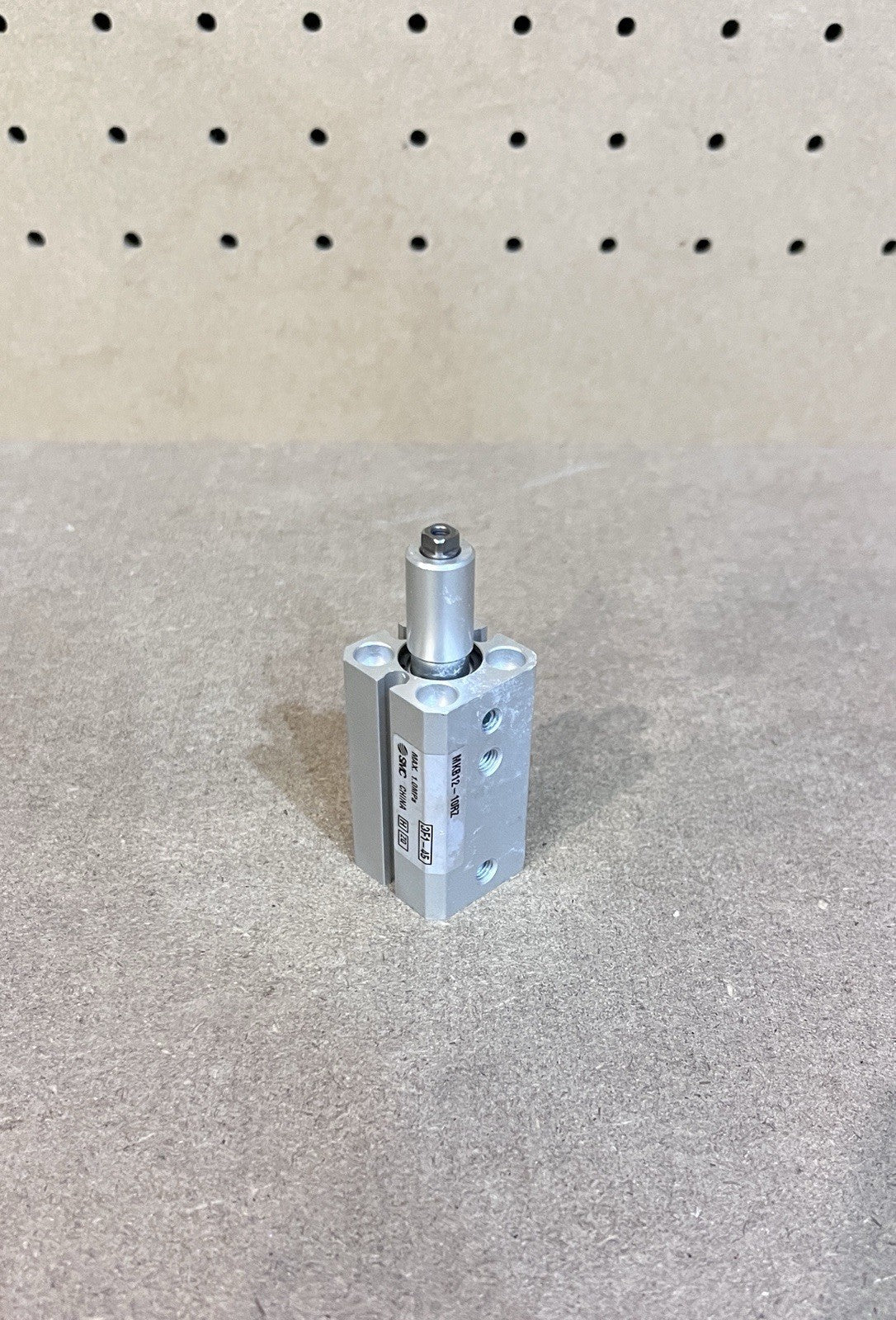 SMC MKB12-10RZ Rotary Clamp Cylinder 90° Right Hand Turn 12mm Bore 10mm NEW