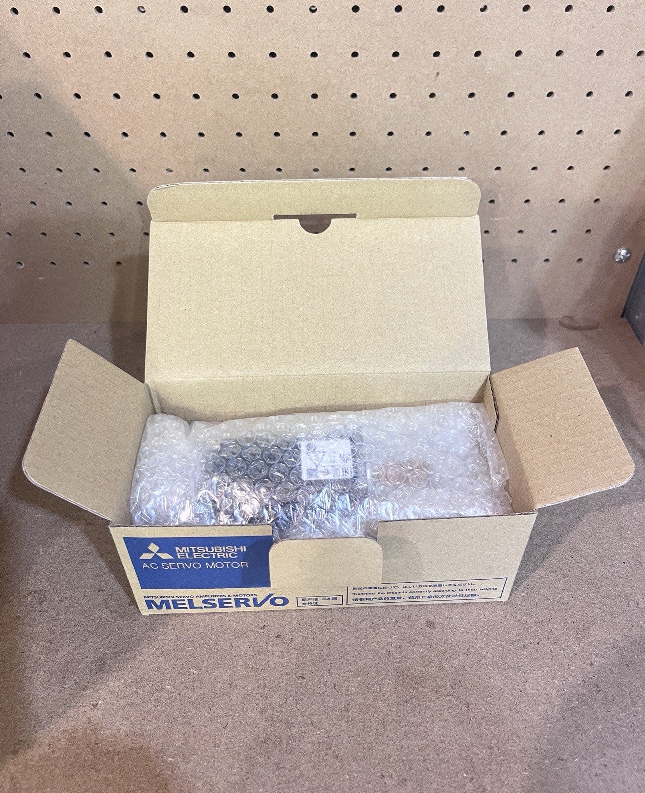 MITSUBISHI HG-KR13 AC SERVO MOTOR HGKR13 New In Box Fast Shipping