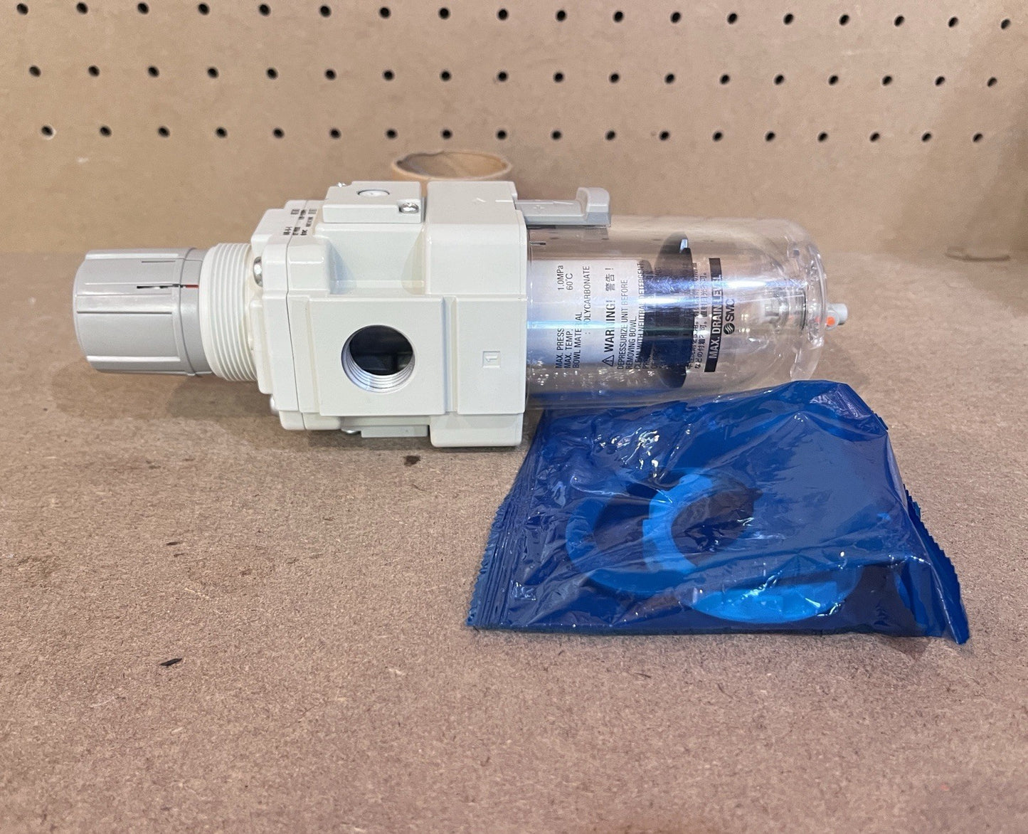 SMC AW40-04-B Filter Regulator 1/2 Port 0.05-0.85 MPa with Hardware New