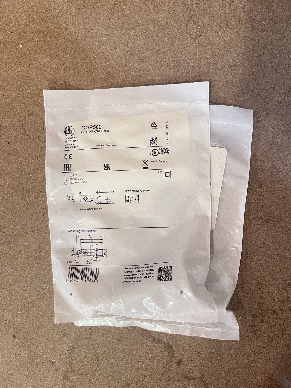 New Lot of 2 IFM Electronic OGP500 Retro-Reflective Photoelectric Sensors