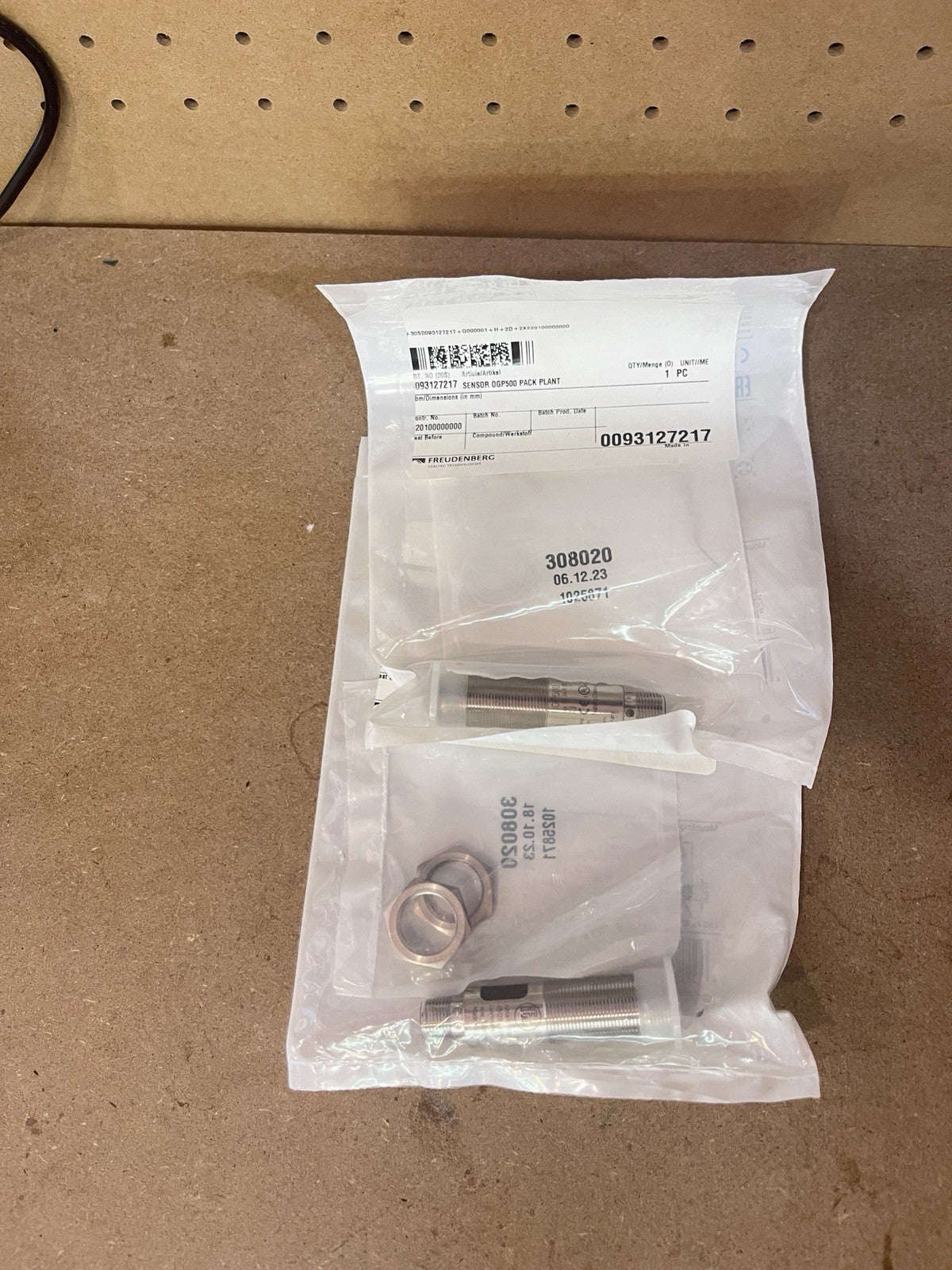 New Lot of 2 IFM Electronic OGP500 Retro-Reflective Photoelectric Sensors
